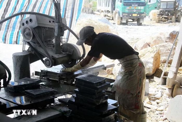 Nước thải từ quá trình sản xuất chảy tràn ra khắp khu vực chung. (Ảnh: Văn Tý/TTXVN)