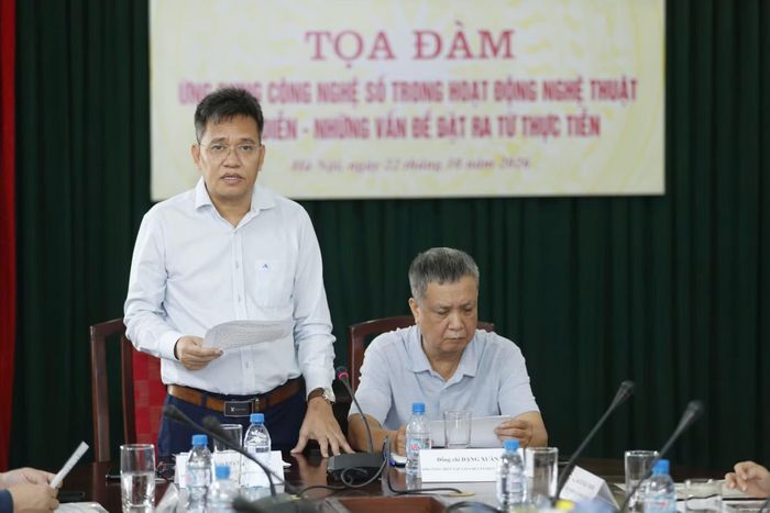 Ông Hoàng Hà, Tổng biên tập Tạp chí Văn hóa Nghệ thuật phát biểu đề dẫn. (Ảnh: CTV/Vietnam+)