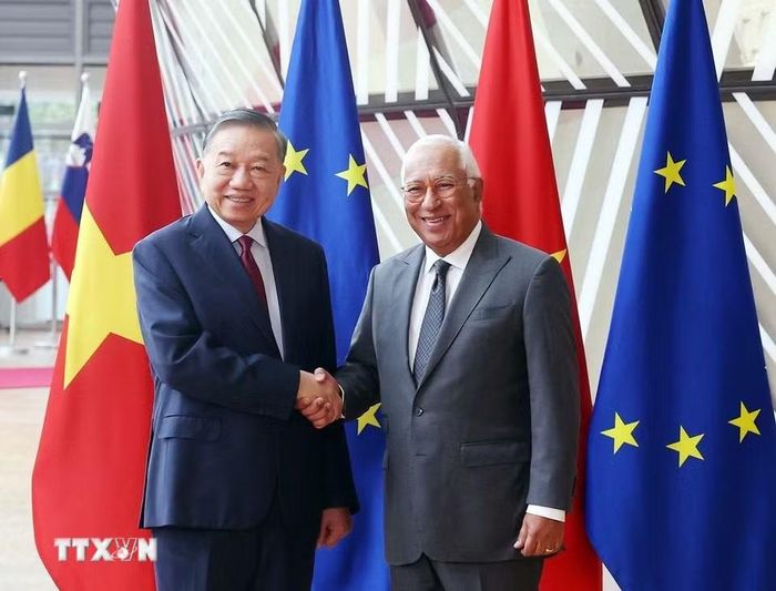 Chủ tịch Hội đồng châu Âu Antonio Costa đón Tổng Bí thư, Chủ tịch nước Tô Lâm. (Ảnh: Thống Nhất/TTXVN)