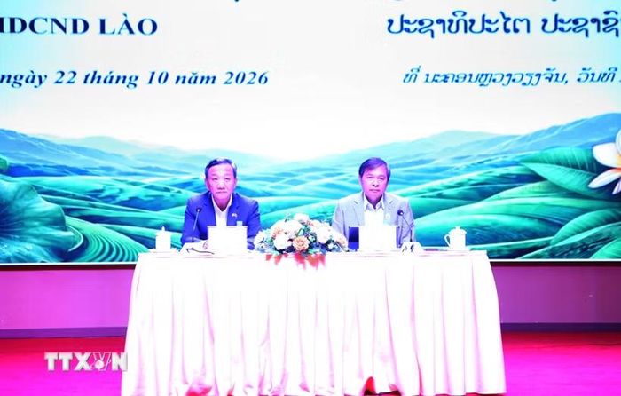 Đại sứ Việt Nam tại Lào Nguyễn Minh Tâm (trái) và Thứ trưởng Bộ Nông nghiệp và môi trường Lào Xaynakhon Inthavong đồng chủ trì Hội nghị. (Ảnh: Xuân Tú/TTXVN)