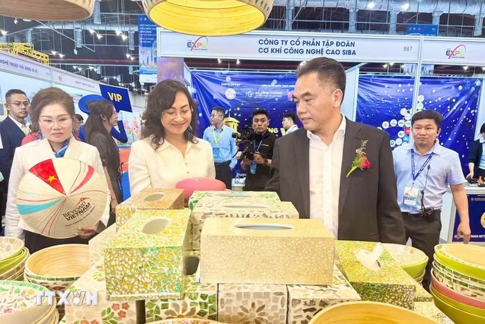 Các đại biểu tham quan gian hàng sản xuất thủ công mỹ nghệ. (Ảnh: Hương Giang/TTXVN)