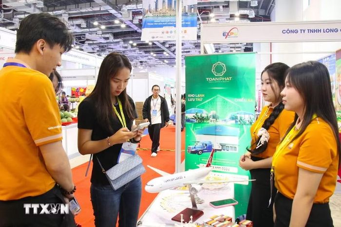 Nhà mua hàng tham quan gian hàng, tìm hiểu sản phẩm tại Hội chợ. (Ảnh: Hương Giang/TTXVN)