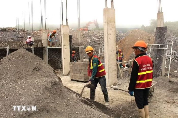 Một số công việc trong ngành xây dựng nằm trong danh mục có yêu cầu nghiêm ngặt về an toàn, vệ sinh lao động. (Ảnh: Minh Tâm/TTXVN)