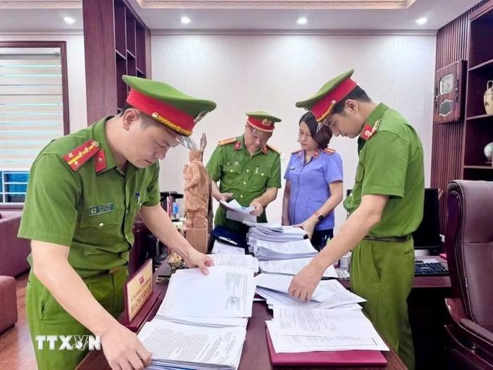 Khám xét nơi làm việc của đối tượng Hoàng Văn Lộc, SN 1971, trú tại tổ dân phố 3, phường Hòa Bình - Bí thư Đảng ủy, Chủ tịch Hội đồng Nhân dân xã Hợp Kim (Nguyên Phó Giám đốc Sở tài chính tỉnh Hòa Bình). (Ảnh: TTXVN phát)
