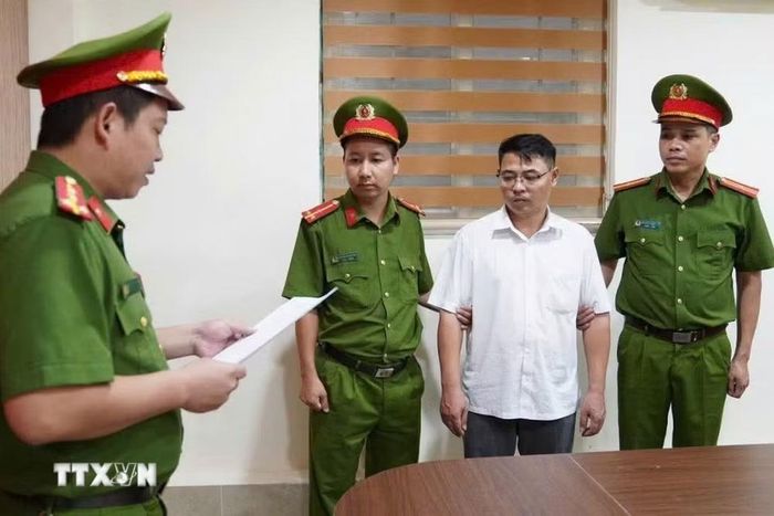 Từ trái qua phải: Cơ quan Cảnh sát điều tra thi hành quyết định khởi tố bị can đối với đối tượng Hoàng Văn Lộc, Đinh Thanh Tùng và Bùi Trọng Nghĩa. (Ảnh: TTXVN phát)