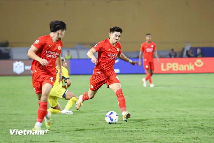 Đình Bắc ghi bàn đưa Công an Hà Nội vượt lên dẫn trước 1-0 trước Thanh Hóa. (Ảnh: Việt Anh/Vietnam+)
