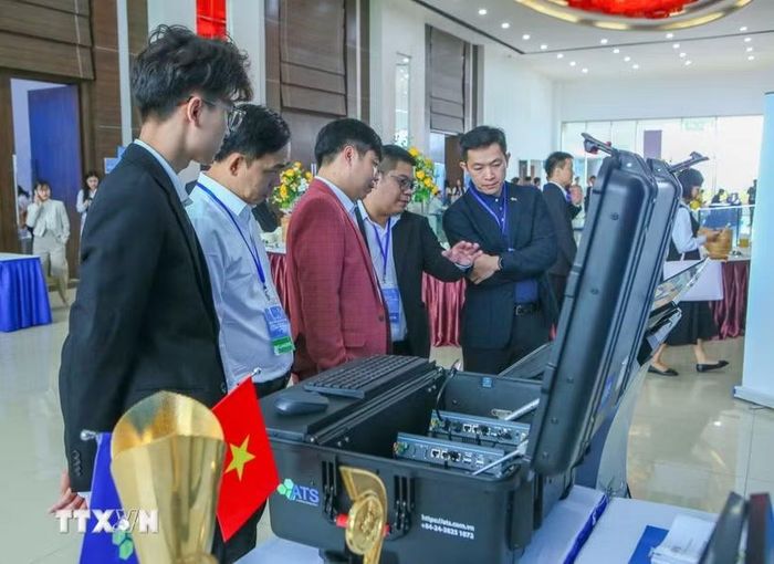 Các đại biểu tham dự Tuần lễ số Quốc tế Việt Nam 2025 tìm hiểu các thành tựu công nghệ số. (Ảnh: Công Luật/TTXVN)