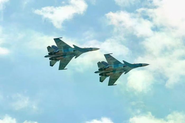 Hai chiếc Su-30 của Nga bay trong đội hình gần trên bầu trời Zhukovsky, Nga. Ảnh minh họa: SOPA Images