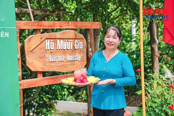 Các sản vật địa phương được chính các hộ nông dân ở Thiềng Liềng chế biến để phục vụ du khách.