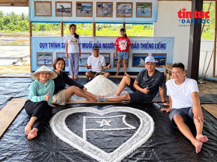 Du khách chụp hình lưu niệm tại khu vực làm muối của diêm dân Cần Giờ.
