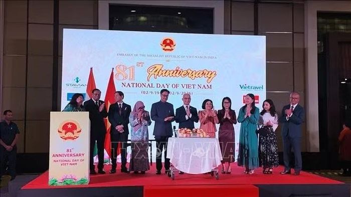 Đại sứ Trịnh Minh Mạnh và Bộ trưởng Kiren Rijiju chụp ảnh lưu niệm cùng Đại sứ các nước ASEAN, thể hiện tình đoàn kết giữa ASEAN và Ấn Độ. Ảnh: Vũ Hà/Pv TTXVN tại Ấn Độ