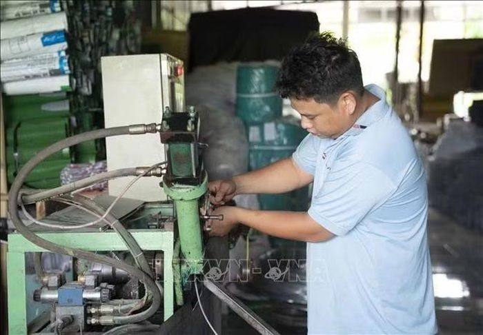 Một số cơ sở sản xuất lợp lươn ở Cần Đăng đã mạnh dạn đầu tư máy móc, nâng năng suất, giảm giá thành sản phẩm.