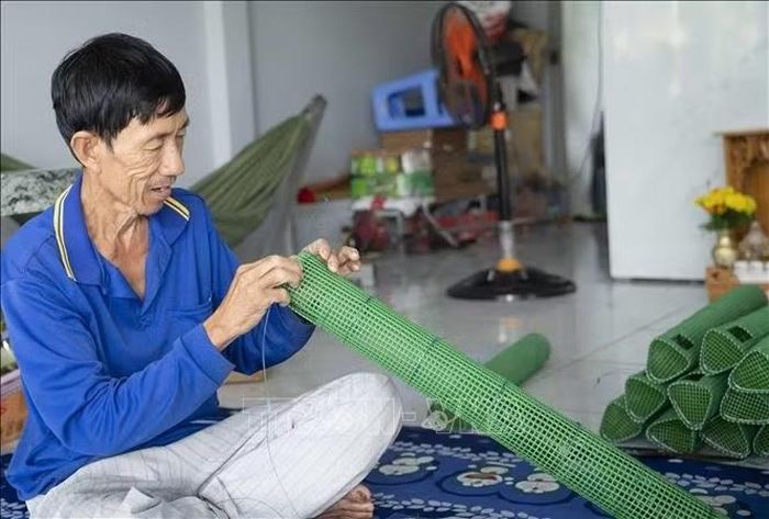 Những năm gần đây, do nguồn tre già khan hiếm, ông Phan Văn Đô (ngụ ấp Cần Thới, xã Cần Đăng, tỉnh An Giang) cũng như nhiều cơ sở trong vùng chuyển sang sử dụng ống nhựa, lưới nhựa nhằm rút ngắn thời gian gia công, thuận tiện vận chuyển và đáp ứng nhu cầu khách hàng.