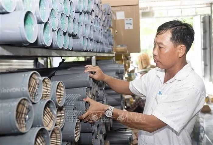 Sản phẩm làng nghề lợp lươn xã Cần Đăng được tiêu thụ khắp các tỉnh, thành khu vực Đồng bằng sông Cửu Long và miền Đông Nam bộ.