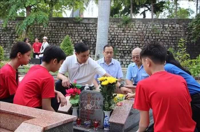 Thầy và trò học sinh Trường THCS Tây Nha Trang thắp nhang ở mộ phần liệt sĩ Võ Văn Ký, nghĩa trang liệt sĩ Hòn Dung, phường Bắc Nha Trang, tỉnh Khánh Hòa.