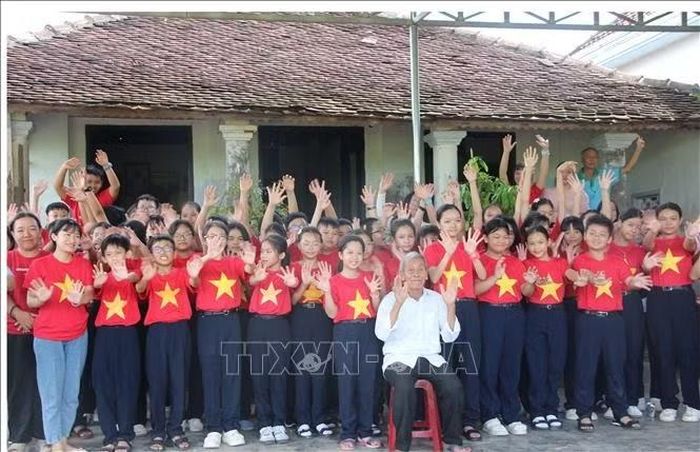 Học sinh ôn lại truyền thống cách mạng dân tộc bên ngôi nhà cũ của liệt sĩ Võ Văn Ký ở xã Hòa Trí, tỉnh Khánh Hòa.