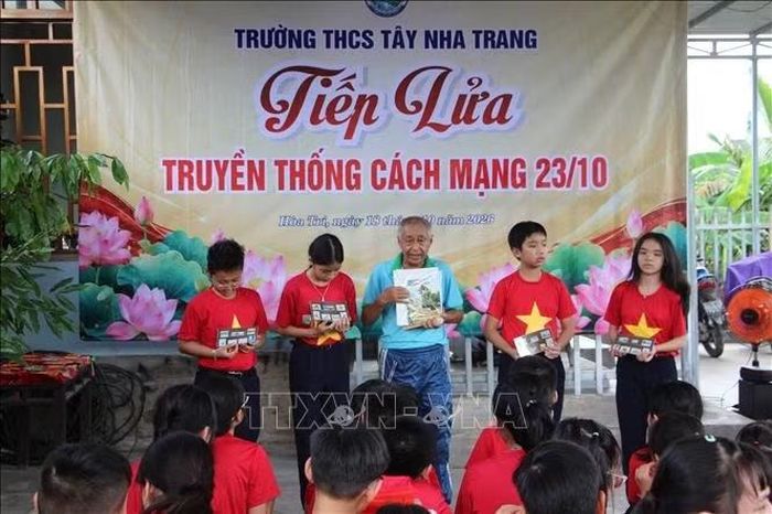 Học sinh ôn lại truyền thống cách mạng dân tộc bên ngôi nhà cũ của liệt sĩ Võ Văn Ký ở xã Hòa Trí, tỉnh Khánh Hòa.
