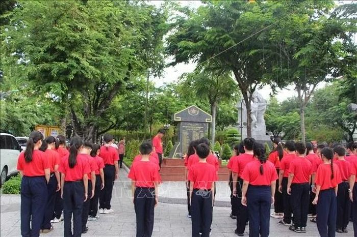 Học sinh cấp Trung học cơ sở dâng hương tưởng niệm tại Tượng đài 23 tháng 10 cùng Bia tưởng niệm chiến sĩ 23 tháng 10 (phường Tây Nha Trang).