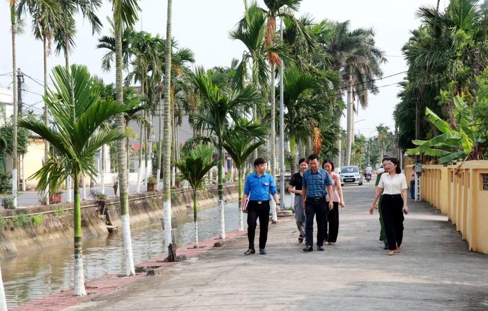 Đảng viên và nhân dân xã Hải Hậu (Ninh Bình) đồng lòng xây dựng nông thôn mới. Ảnh: Nguyễn Lành/TTXVN