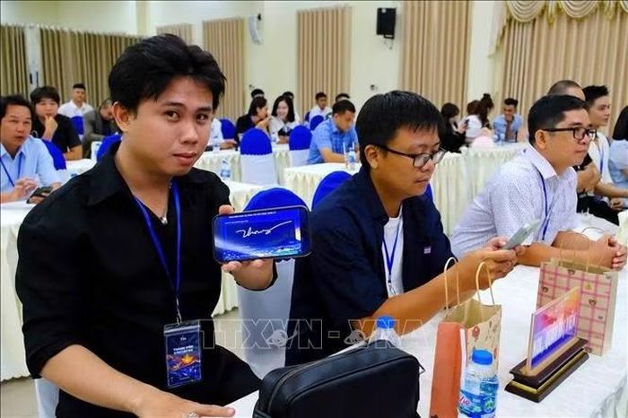 KOL Tây Ninh cùng nhau ký kết giao ước kiểm chứng thông tin trước khi chia sẻ, lan tỏa những điều tích cực, góp phần bảo vệ cộng đồng và gìn giữ một không gian số an toàn, lành mạnh.