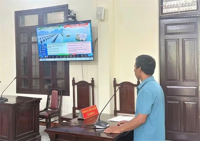 Phiên tòa kết hợp trực tiếp và trực tuyến.