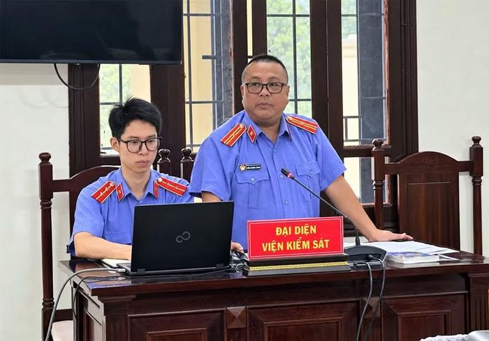 Đại diện VKSND khu vực 4, TP Quảng Ninh trình bày quan điểm tại phiên xét xử.