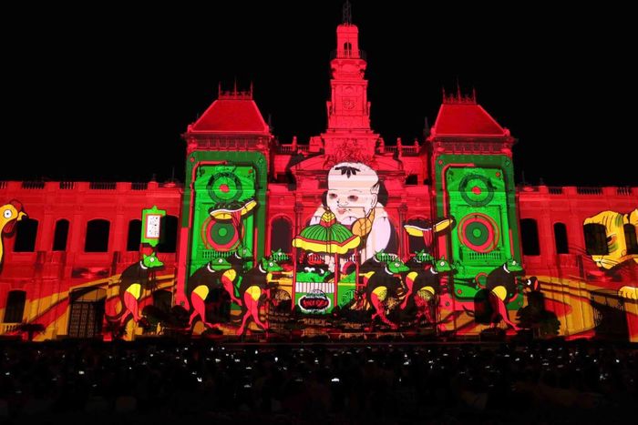 Một tiết mục trình diễn 3D mapping trước trụ sở UBND TP Hồ Chí Minh.