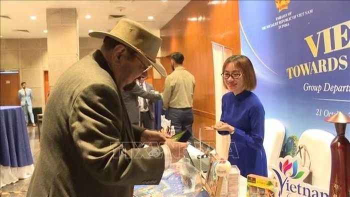Đại diện một công ty du lịch của Ấn Độ tìm hiểu về tiềm năng và cơ hội kết nối với thị trường du lịch Việt Nam thông qua các sản phẩm của Vietravel. Ảnh: Vũ Hà/Pv TTXVN tại Ấn Độ