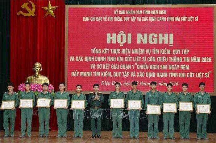 Ban Chỉ đạo trao Giấy khen cho các cá nhân có thành tích xuất sắc trong thực hiện Chiến dịch 500 ngày đêm.