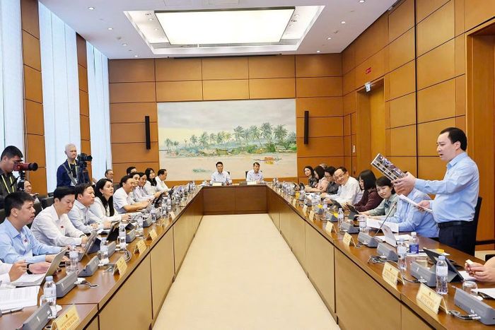 Đại biểu Vũ Văn Tiến, Đoàn ĐBQH TP Hải Phòng phát biểu tại buổi thảo luận tổ.
