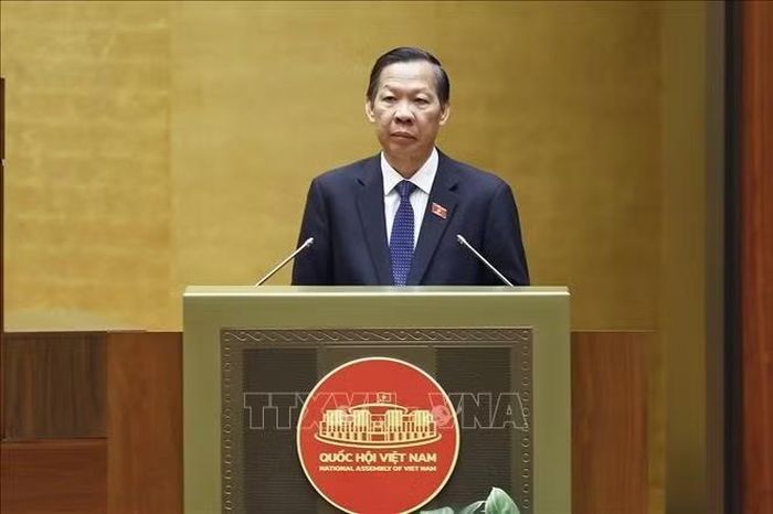 Chủ nhiệm Ủy ban Kinh tế và Tài chính của Quốc hội Phan Văn Mãi trình bày báo cáo thẩm tra về 2 dự án luật: Luật Đất đai (sửa đổi); Luật Kinh doanh bất động sản (sửa đổi). Ảnh: Doãn Tấn/TTXVN