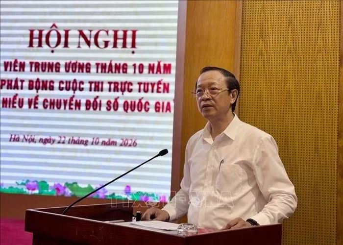 Thứ trưởng Thường trực Bộ Giáo dục và Đào tạo Phạm Ngọc Thưởng thông tin chuyên đề tại Hội nghị.