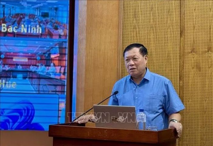 Thứ trưởng Bộ Y tế Đỗ Xuân Tuyên thông tin chuyên đề tại Hội nghị.