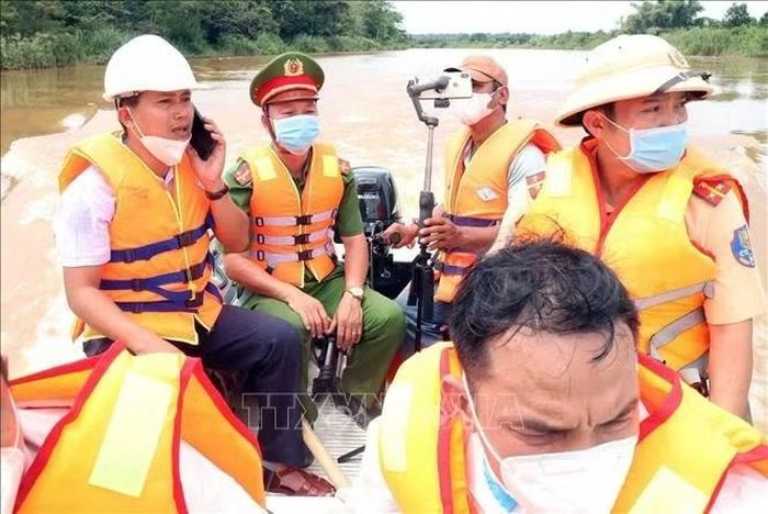 Đội Cảnh sát đường thủy số 1, Công an tỉnh Lâm Đồng và chính quyền địa phương tuần tra trên sông Đồng Nai để phát hiện, xử lý tình trạng thả xác heo chết trên sông gây ô nhiễm môi trường và nguy cơ phát tán dịch bệnh. Ảnh: TTXVN phát