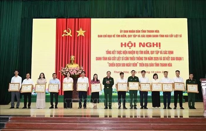 Các cá nhân thực hiện chiến dịch 500 ngày đêm nhận Bằng khen của Chủ tịch UBND tỉnh Thanh Hóa.