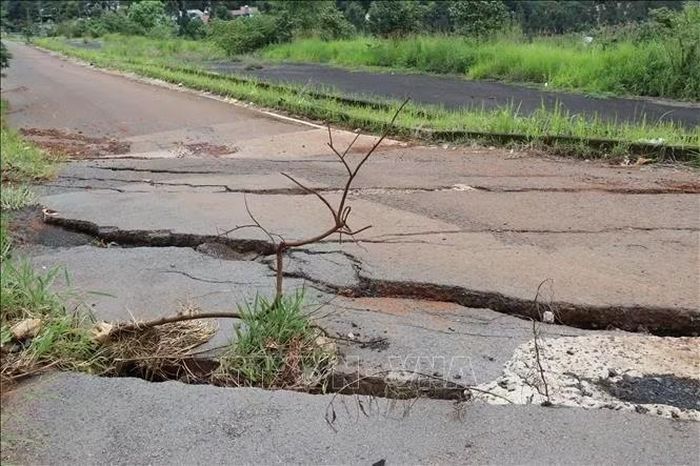 Một đoạn đường Trần Hưng Đạo (phường Nam Gia Nghĩa, tỉnh Lâm Đồng) bị sụt trượt nghiêm trọng.