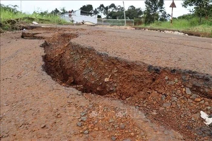 Một đoạn đường Trần Hưng Đạo (phường Nam Gia Nghĩa, tỉnh Lâm Đồng) bị sụt trượt, biến dạng do khối trượt dịch chuyển.