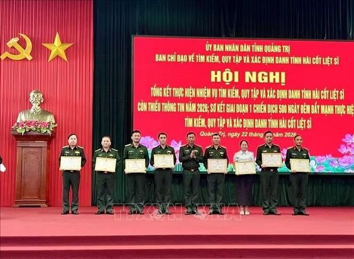 Các cá nhân có thành tích xuất sắc trong công tác tìm kiếm, quy tập và xác định danh tính hài cốt liệt sĩ vinh dự nhận Bằng khen của Chủ tịch UBND tỉnh Quảng Trị.