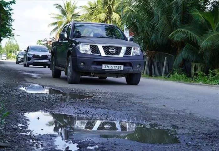 Tài xế điều khiển phương tiện né tránh các điểm hư hỏng chạy lấn sang phần đường dành cho phương tiện đi chiều ngược lại tiềm ẩn nguy cơ tai nạn giao thông.