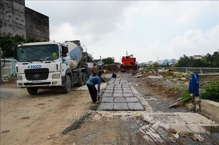 Công tác giải phóng mặt bằng chưa hoàn tất, việc di dời hạ tầng kỹ thuật còn chậm ảnh hưởng đến tiến độ thi công một số gói thầu, nhất là phân đoạn 4.