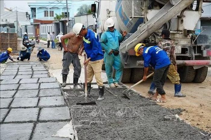 Ở hạng mục kè phân đoạn 4, một số đoạn đã hoàn thành công việc đóng cọc, đổ bê tông mũ kè, ụ neo và lắp đặt thanh neo.