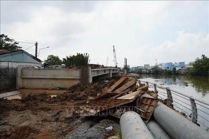 Hạng mục cầu số 3 đã hoàn thành sản xuất và lắp đặt dầm.