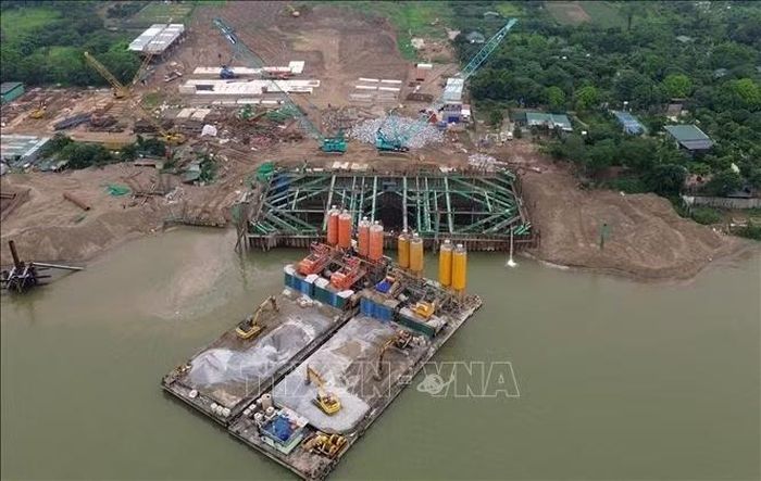 Máy móc, nhân lực được huy động xây dựng dự án cầu Tứ Liên. Ảnh tư liệu: Quốc Khánh/TTXVN