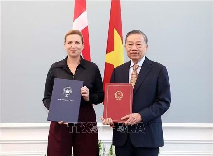 Tổng Bí thư, Chủ tịch nước Tô Lâm và Thủ tướng Đan Mạch Mette Frederiksen trao Tuyên bố chung về việc thiết lập quan hệ Đối tác chiến lược toàn diện Việt Nam - Đan Mạch. Ảnh: Thống Nhất/TTXVN