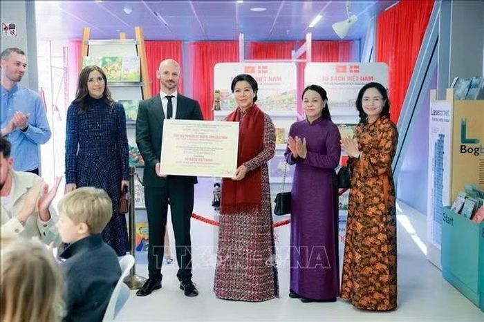 Bà Ngô Phương Ly, Phu nhân Tổng Bí thư, Chủ tịch nước trao tượng trưng “Tủ sách Việt Nam” tặng thư viện BIBLIOTEKET Rentemestervej. Ảnh: TTXVN phát