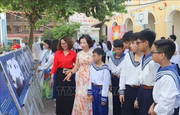 Lãnh đạo Bảo tàng Hải Phòng và Trường THCS Ngô Quyền cùng các em học sinh tham quan trưng bày.