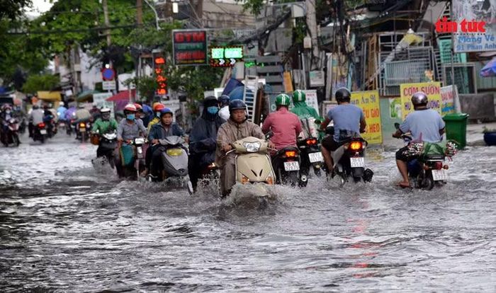 Đường Phan Anh (giáp quận Tân Phú và Bình Tân) ngập nặng sau cơn mưa lớn. Ảnh tư liệu (minh họa): Mạnh Linh/Báo Tin tức