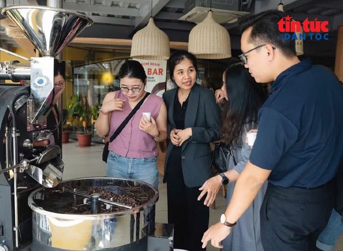 Doanh nghiệp Việt sử dụng công nghệ trong sản xuất và quảng bá sản phẩm đến khách hàng.