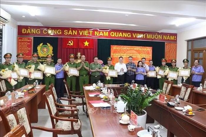 Công an TP. Hồ Chí Minh khen thưởng các tập thể, cá nhân có thành tích xuất sắc trong chuyên án. Ảnh: TTXVN phát