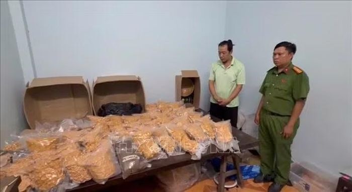 Các đối tượng và tang vật thu giữ. Ảnh: TTXVN phát